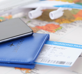 Reisepass, Bordkarte und Reiseunterlagen für einen Antrag auf ein Arbeitsvisum